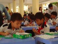 Học sinh tiểu học hứng thú với mô hình năng lượng mặt trời