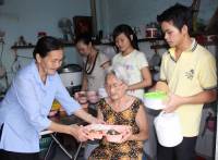 Bếp từ thiện giữa phố