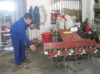 Gặp người “phù phép” phế liệu thành máy gặt lúa