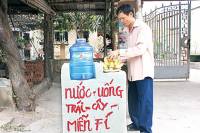 Gia đình 30 năm cấp nước, trái cây miễn phí giúp người đi đường