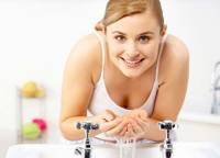 KHÔNG NÊN RỬA MẶT KHI MỚI ĐI NẮNG VỀ