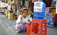 Ly nước nhỏ miễn phí mát lòng người nghèo